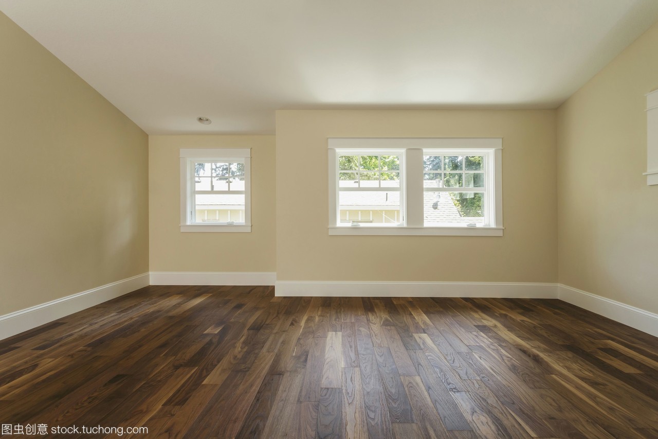 空臥室的木地板 優(yōu)雅與實用的完美結合